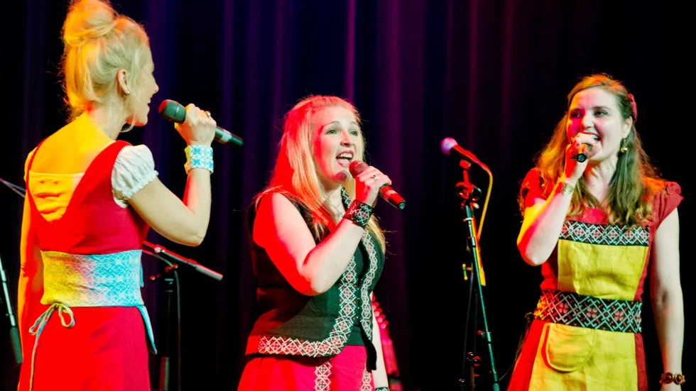 Ingen sjunger som finska Värtinää. Här Mari Kaasinen, Susan Ako och Karoliina Kantelinen i förgrunden på Konserthuset i onsdags.