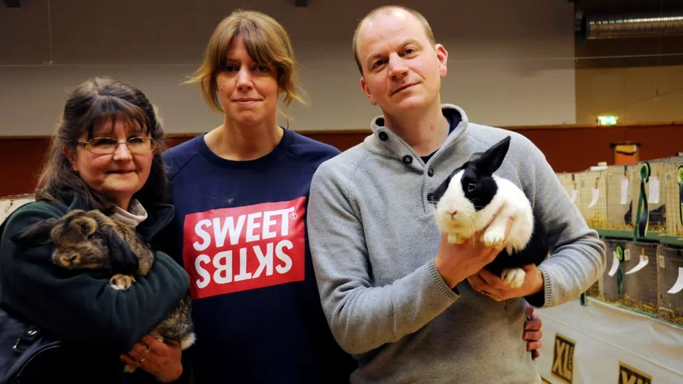 Uppfödare. Anette Ordeus (till vänster) från Järlåsa och Caroline Liljeberg och Pierre Eriksson från Skebo visar två av sina älsklingar.