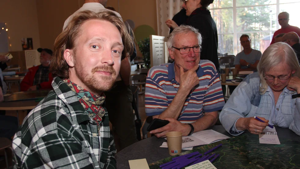 Gösta Bergman, projektledare för arbetet med översiktsplanen i Knivsta, pratar med Kerstin Hansson och Stellan Bergman från Alsike. "Det är ont om nära och tillgänglig skog att promenera i. Det är något kommunen kan tänka på när man beslutar vilka skogspartier som ska sparas för rekreation", säger Kerstin Hansson.