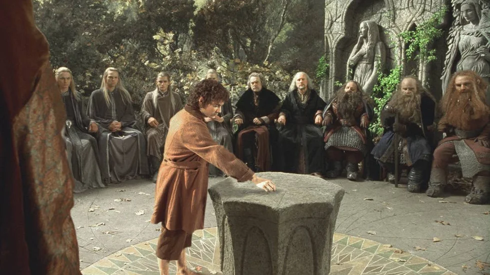 ”Det enda sättet att förgöra ondskan är att göra det till synes dåraktiga, nämligen att avstå från makten”, skriver John Sjögren om budskapet i ”Sagan om ringen”. Här syns Elijah Wood som Frodo i den första delen i filmtrilogin.