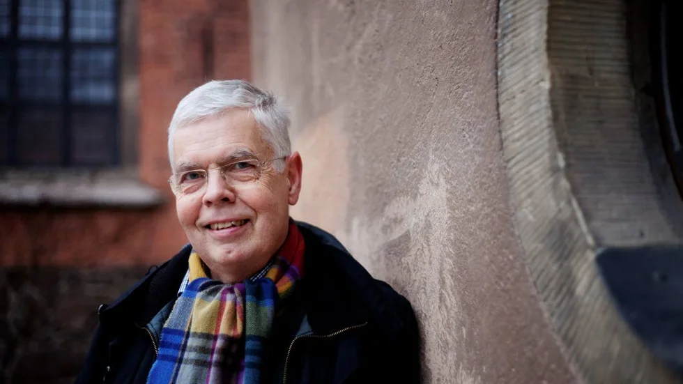 Ola Schenström är bokaktuell med ”52 vägar till medkänsla med dig själv och andra”.