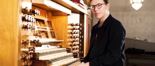 Mästerlig organist spelar på hemmaplan