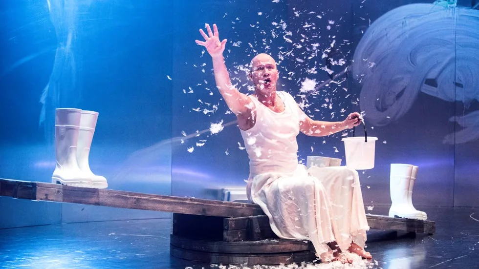 Mikael Odhag sticker ut mest, skriver recensenten Susanne Holmberg om "Den stora elden".