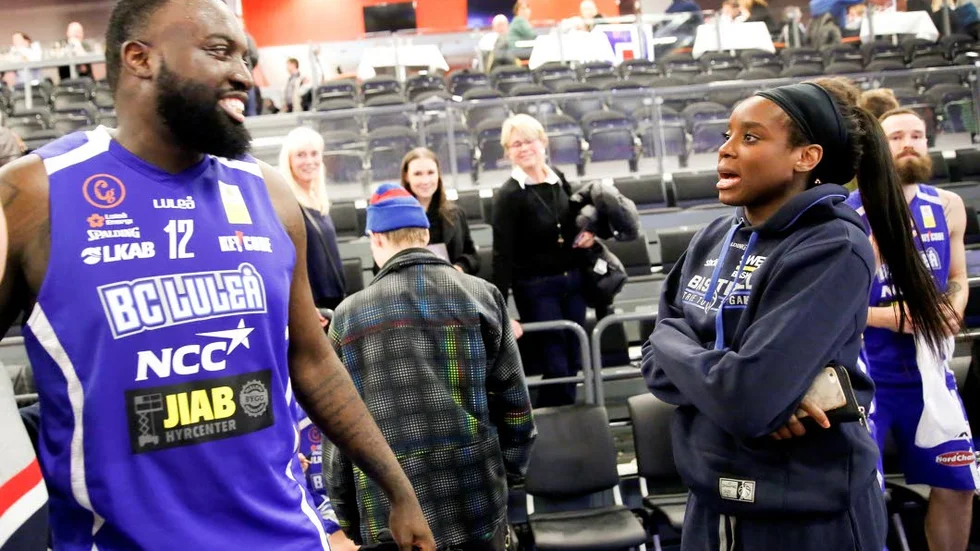 Syskon. Två femtedelar av syskonen Massamba fångade på bild i Luleå Energi Arena. Brice, 28, och lillasyster Tanya, 26.
