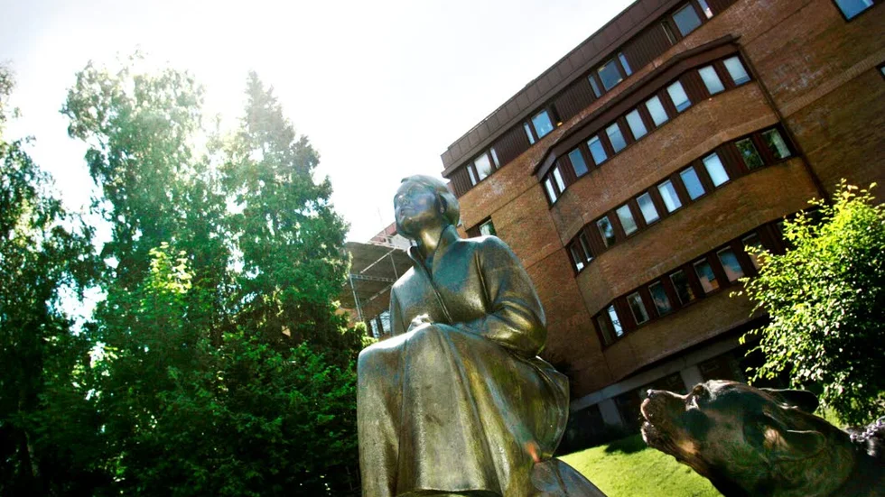 Staty föreställandes författaren Karin Boye i närheten av Huddinge Centrum.