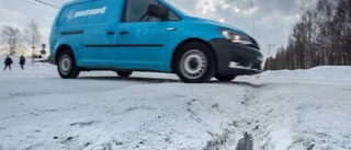Paniken: Körde fast på järnvägsspåret