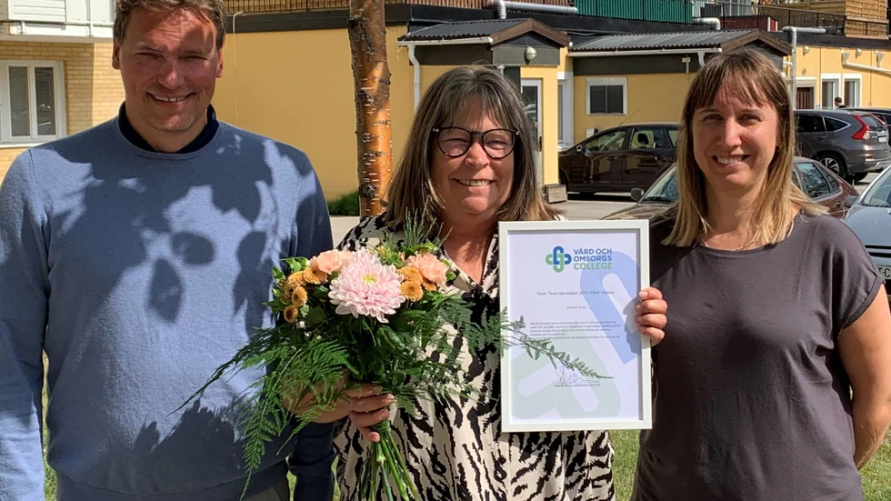 Anneli Borg (mitten) har utsetts till årets handledare. Hon uppvaktades av Per Boman, rektor för Vård- och omsorgscollege på Strömbackaskolan, och Lena Fagerlönn, Piteå sjukhus, Region Norrbotten.