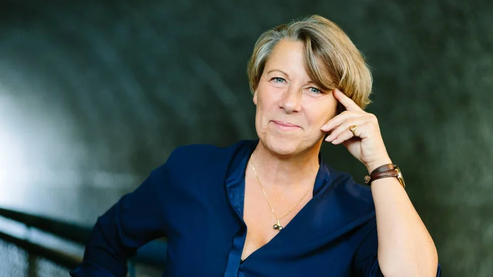 Lotta Lundberg planterar en precis lagom dos av gåtfullhet i sin historia om en nära framtid, menar Kurirens recensent.