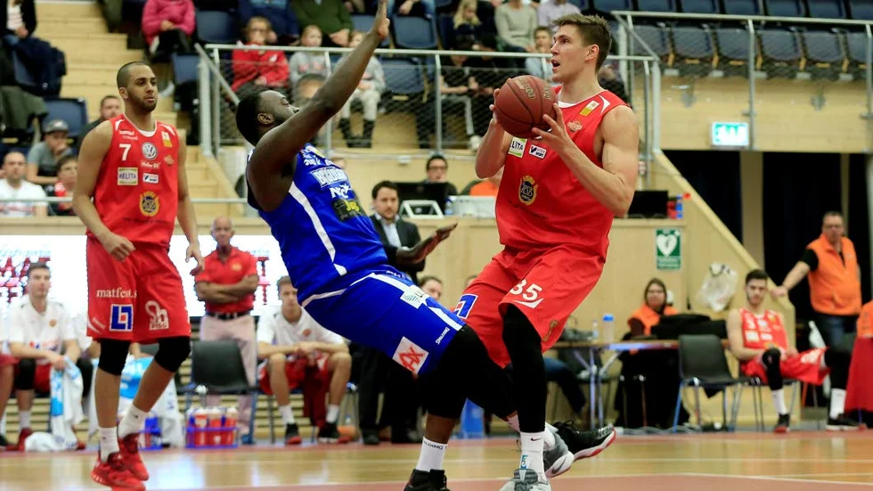 Fall. Brice Massamba och BC Luleå kunde inte stoppa Carl Engströms Uppsala.
