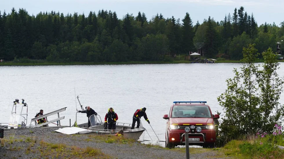 UMEÅ 2019-07-14

Räddningstjänsten dykare kommer in med båt och vrakdelar till hamnen i Södra Bergsboda i närheten av olycksplatsen vid Storsandskär, Umeälven utanför Umeå där ett mindre sportflygplan med nio personer ombord har kraschat.

Nio personer har omkommit i en flygolycka utanför Umeå.

Det var ett mindre flygplan med fallskärmshoppare som störtade ned på en ö i Umeälven kort efter start och ingen av personerna ombord överlevde.

Foto Samuel Pettersson / TT kod 11630