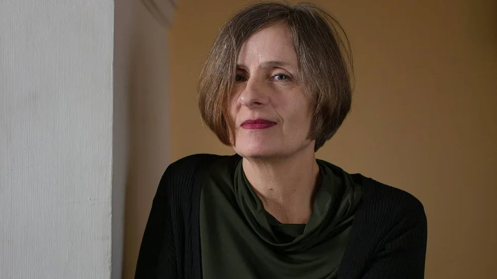 Susanna Alakoski föddes 1962 i Vasa och växte upp i Ystad. Hennes debutroman "Svinalängorna" (2006) gjorde succé, belönades med Augustpriset och blev senare också film.