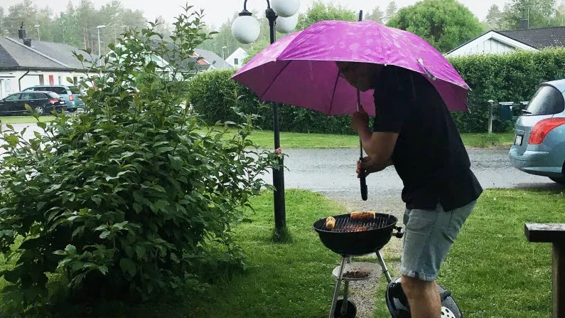 Norrbottens medias reporter Mathias Asplund överrumplades av skyfall mitt i midsommargrillen i Rutvik.