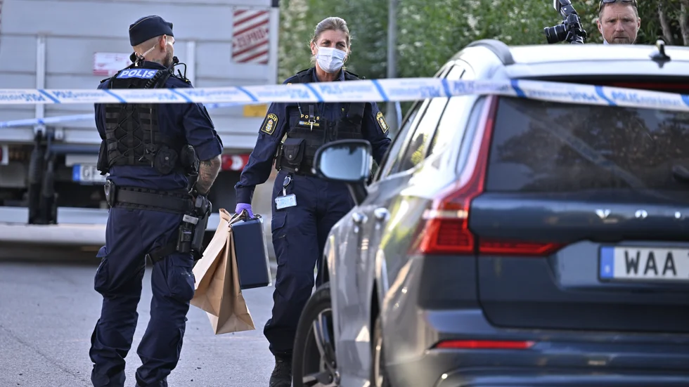 Polis och kriminaltekniker på plats vid en villa i nordöstra Malmö efter att en man skottskadats. Arkivbild.