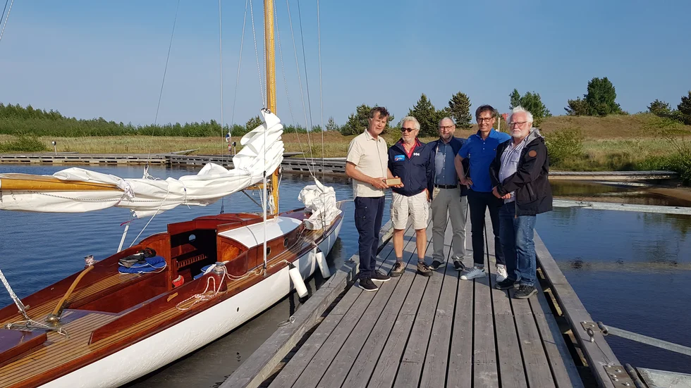 Fem man och en prisad segelbåt, från vänster: Kjell Sundwall, Thor Hedvall, Sven-Olov Hederyd, Jan-Olof Olsson och Hasse Samuelsson.