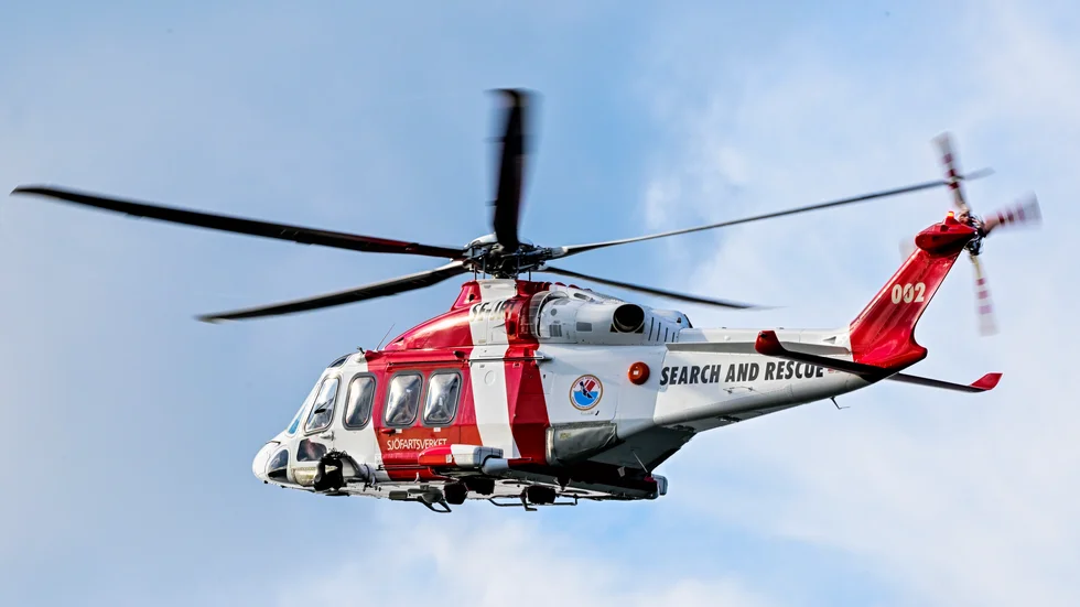 Flera båtar och en helikopter deltog i sökandet. Arkivbild.