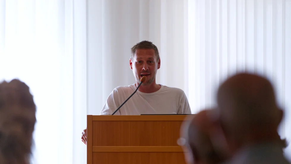 "En grej som jag vill skicka med utifrån debatten är att det måste få vara ytterst rektor i samspråk med skolchef som avgör om vi upprätthåller en jämlik skola. Det ska inte vara enskilda individer med deras personliga åsikter som avgör", sa Kristofer Vesterberg (S).