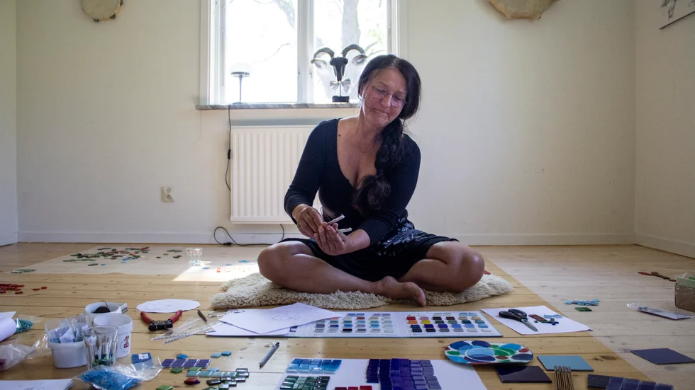 Nada Tendzeric, har varit verksam konstnär Vadstena i många år och arbetar med allt från smide till måleri.