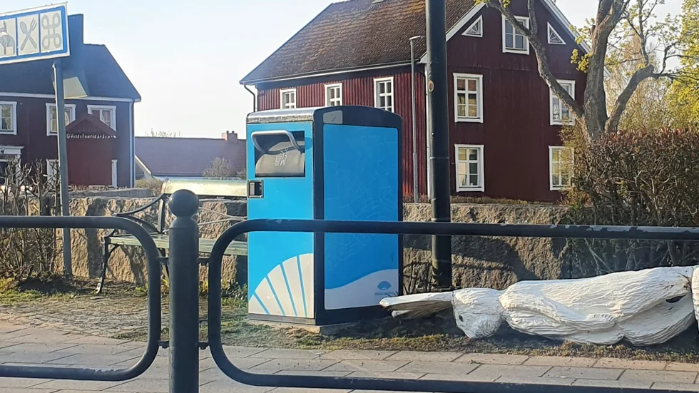 Den stora soptunnan Big Belly står numera nere vid slussarna i Borenshult. 