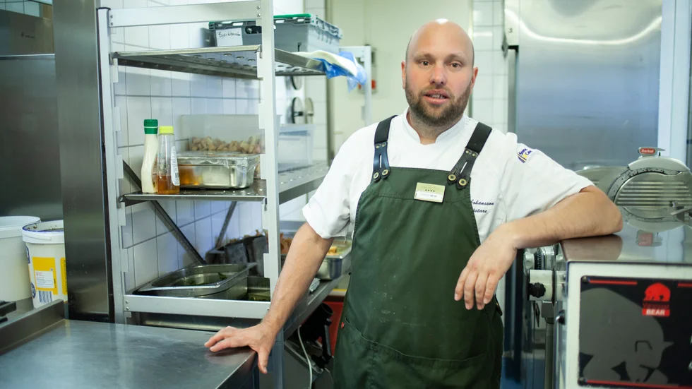 Simon Johansson är en välkänd krogprofil i Vimmerby som alltid går helhjärtat in i sina uppdrag. “Det kan bli tufft med all press, speciellt om man själv har höga mål och ambitioner” säger Simon.