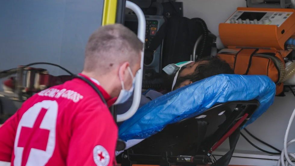 En person förs i väg i ambulans efter båtolyckan utanför Greklands kust tidigare i veckan.