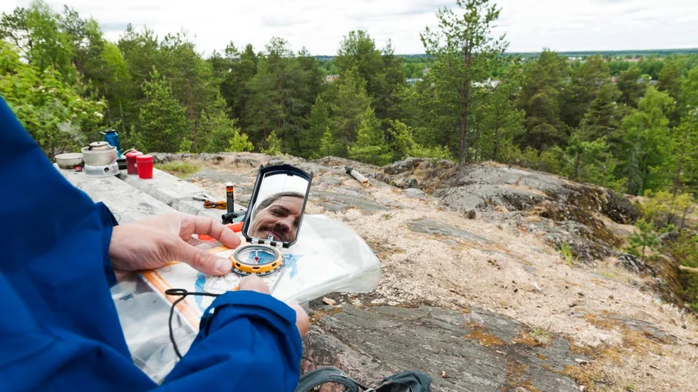Glöm inte karta och kompass. Det kan verka gammalmodigt men mobilen har ofta inte någon teckning på fjället. Ari Hultqvist föredrar syftkompass, eller spegelkompass som de säger på isländska.