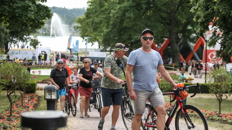 I en strid ström kom cyklisterna gående upp från Stadsparken efter att ha hämtat ut sina nummerlappar. För Anders Metzler från Tyskland var det femte gången han kommit till Motala för att åka Vätternrundan. 