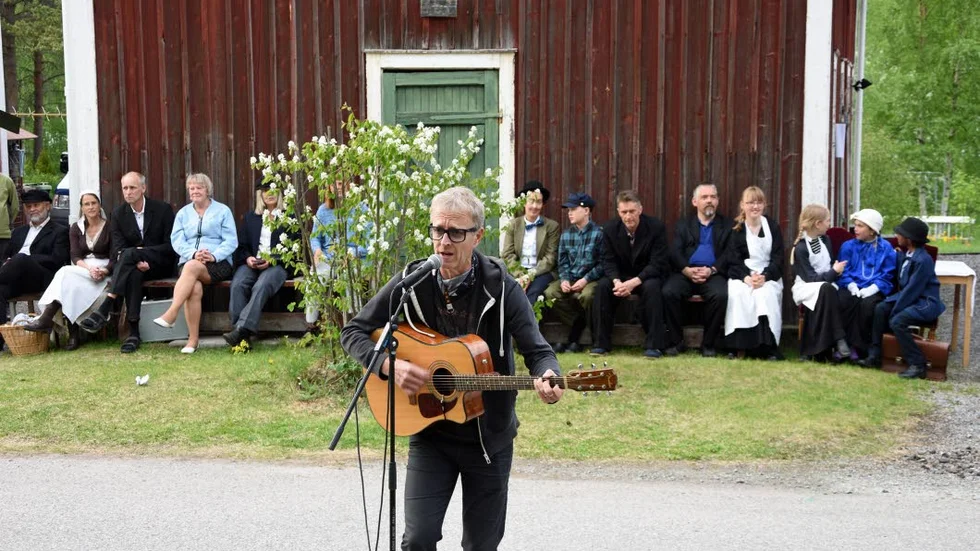 Intro. Olle Strandberg inleder kabarén med en låt av Ted Ström.