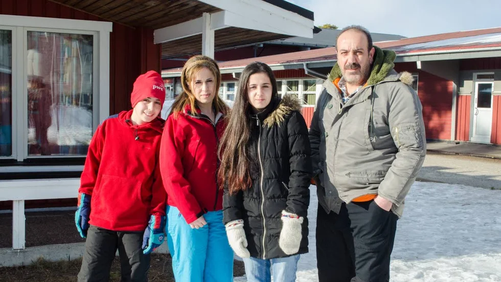 I bungalow. Sedan ett år tillbaka bor den syriska familjen i en bungalow på Pite havsbad - utom under sommarmånaderna då de bodde på Hotell Nordkalotten i Luleå. Från vänster: Sonen Rayan, mamma Shefa Abodaka, dottern Salam och pappa Fahmi Alsharani.