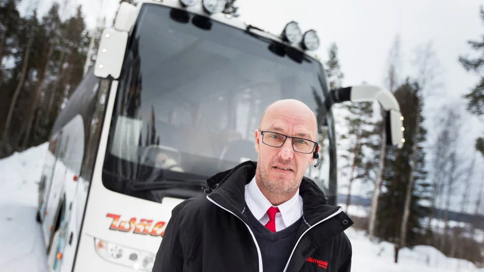 SLOPA SKATTEN. Mikael Eriksson, bussförare hos Wälimaas bussar, hade ett tydligt budskap till näringsminister Mikael Damberg.