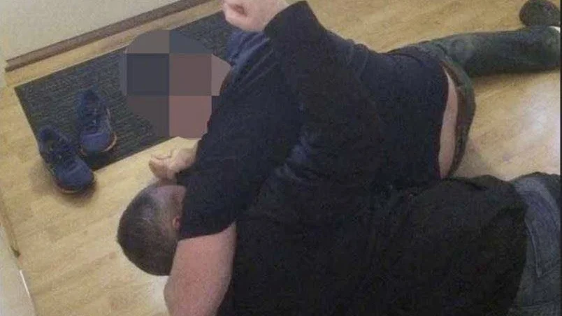 Rekonstruktion. För polisen har mannen i huset visat hur han brottade ner angriparen men sedan blev knivhuggen i ryggen.