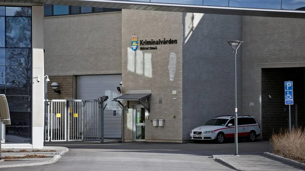 Inlåst. Mellan förhandlingarna i rättegången sitter Kaj Linna inlåst på häktet i Umeå.