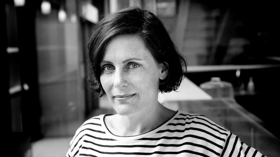 Kärleksskildring. Monica Isakstuens tredje roman "Var snäll mot djuren" är en vacker kärleksskildring om det moderna moderskapet.