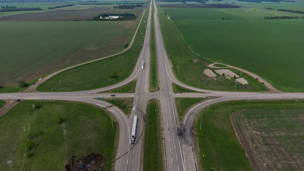 Den svåra olyckan inträffade i en motorvägskorsning. Bränd mark visar platsen där bussen hamnade efter kollisionen och fattade eld.
