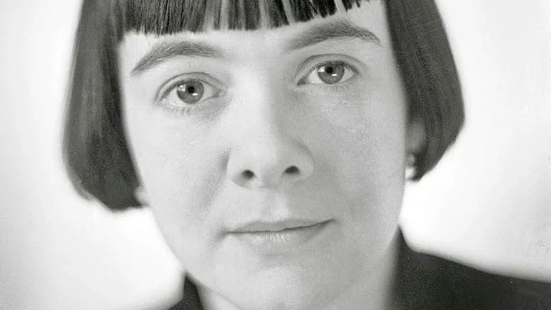 Karin Boye. Eva Bergsten Sundberg har läst ”Den nya dagen gryr – Karin Boyes författarliv”. ”Det är som om vi får möta en helt annan person än den vi trodde oss känna”, skriver hon.
