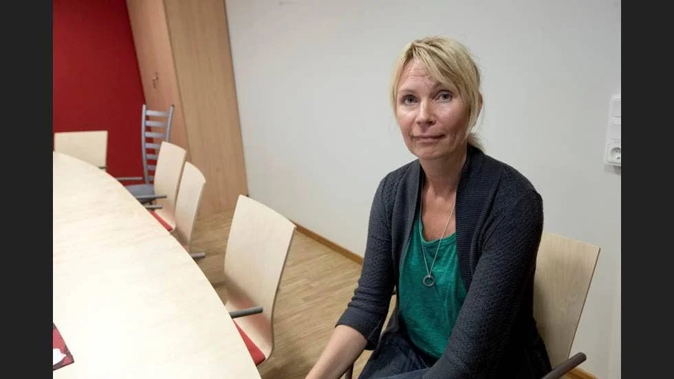 Sara Rönnbäck, rektor på Rönnskolan, tänker se över beslutet att inte ta emot majblommor.