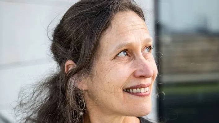 STOCKHOLM 20180417
Författaren Jennifer Ackerman har skrivit boken "Bevingad intelligens" som handlar om fåglars intelligens.
Foto: Christine Olsson / TT / Kod 10430