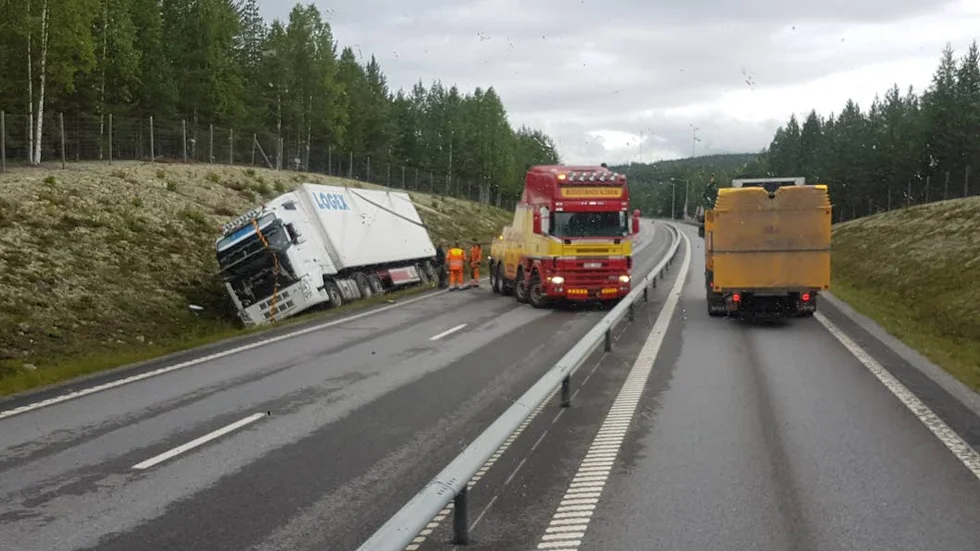 Bärgning. Lastbilen bärgades under måndagsmorgonen.