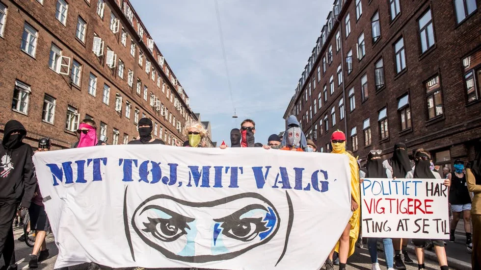Maskeringsförbud. Demonstrationer i Köpenhamn mot förbudet mot de muslimska plaggen burka och niqab.