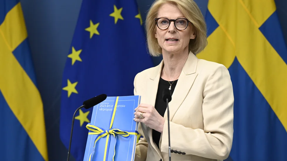Sverige befinner sig i en lågkonjunktur samtidigt som inflationen är den högsta på 30 år. Det är det bistra budskapet från finansminister Elisabeth Svantesson (M).