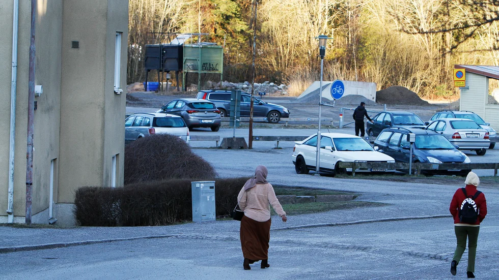 På tisdagsmorgonen rådde en utbredd tystnad i Fröslunda. Få ville tala med tidningen om måndagskvällens dödsskjutning.