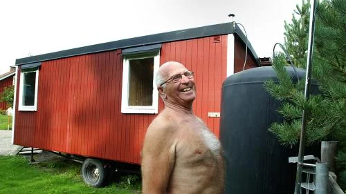 Manskapsvagnen köpte Sven-Olof och Alice Andersson, med sommarbostad i Skånberg utanför Linköping, av Tekniska Verken för tre år sedan.Nu innehåller den bastu, dusch och ölrum. Kring vedaggregatets skorsten har han lindat kopparrör. Därmed värmer aggregatet upp duschvattnet. Även utanför har Sven-Olof installerat en dusch. En solpanel på manskapsvagnens tak ser till att den håller behagliga 20--30 grader under sommarmånaderna.Runt 14 000 kronor har projektet gått på. Väl investerade pengar, tycker Sven-Olof och Alice, som badar bastu ofta.