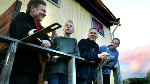 Snart står pingisladan i Sjögestad färdig. Det gläder Göran Johansson, Jesper Lövgren, Håkan Lövgren, och Ola Jishammar i IK Sjöge. Bild: MIKAEL SVENSSON