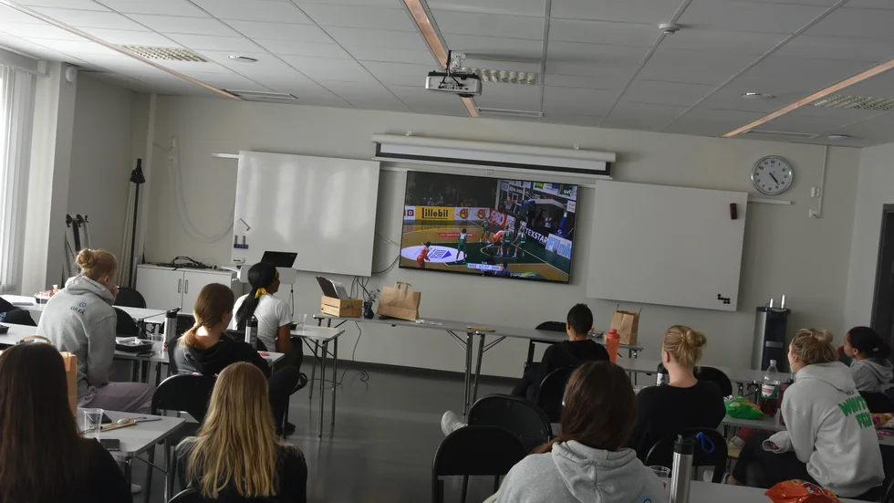 Luleå Basket kollar in den femte semifinalen mellan Södertälje och Norrköping. Men fjärde quartern behövde man inte kolla på...