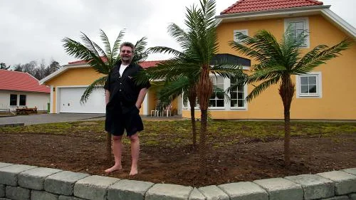 Anders Ihreskog vill skapa ett litet stycke Teneriffa på sin villatomt i Mjölby. Palmerna är första steget. Bilder: PIA MOLIN