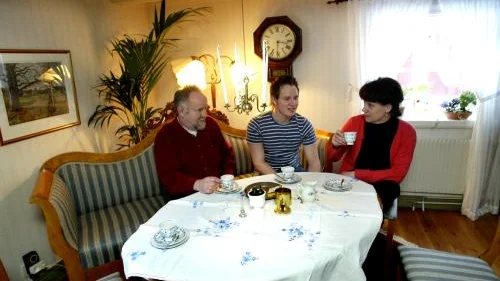 Johan, Kalle och Maria Högquist ivardagsrummet, som har fönster ut motett av Gamla Linköpings promenadstråk.  Bild: PETER JIGERSTRÖM