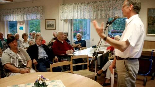 Anders  Andersson (v) fick hårt motstånd från ett 70-tal Godegårdsbor som kommit till servicehuset för att lyssna på förslaget om den planerade nedskärningen.
