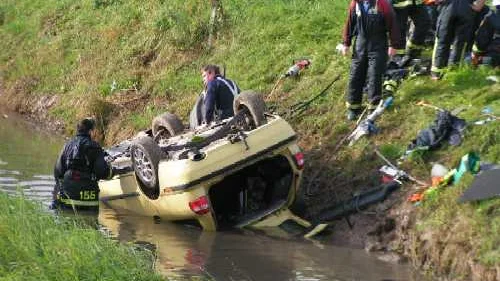 En medelålders man körde av vägen västerom Skänninge på torsdagsmorgonen. Bilen voltade över en vall och hamnade på taket i ett vattendrag. Bild: GÖRAN PALMQVIST