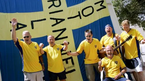 Vi är svenska fans allihopa! På Camp Sweden trängs de blågula fansen och här är det ett gäng från Motala och Mariannelund som övar på hejarramsorna inför kvällens match mot Bulgarien. Från vänster: Roger Gustavsson, Mikael Sand, Mikael Salminen, Roger Olofsson, Mats Johansson och Tobbe Gustavsson (sittande).