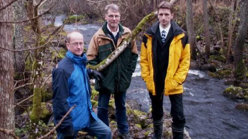 Vid Visskvarn i Bulsjöån leker det enaav Sommens två rödingbestånd.Länsfiskekonsulent Per-Erik Larsson(längst t v), Sommens fiskegeneral EricCarpholm och biologen Peter Gustafssonser alla det som en milstolpe förfiskevården att kraftbolagen gått med påatt släppa mer vatten i åfåran.