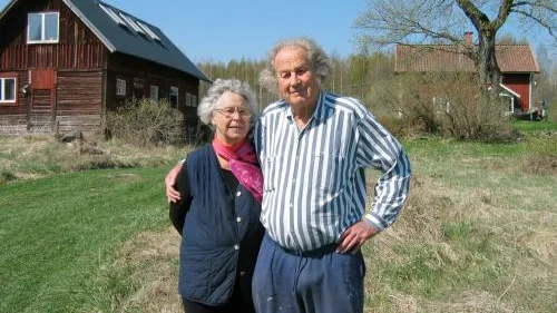 Eli-Marie Johnsen och Per Göransson framför Gunnarsbo i Bjärka-Säby. Bild: BÖRJE GUNNARSSON